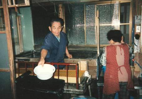 Mr Fukunishi and his wife making the paper